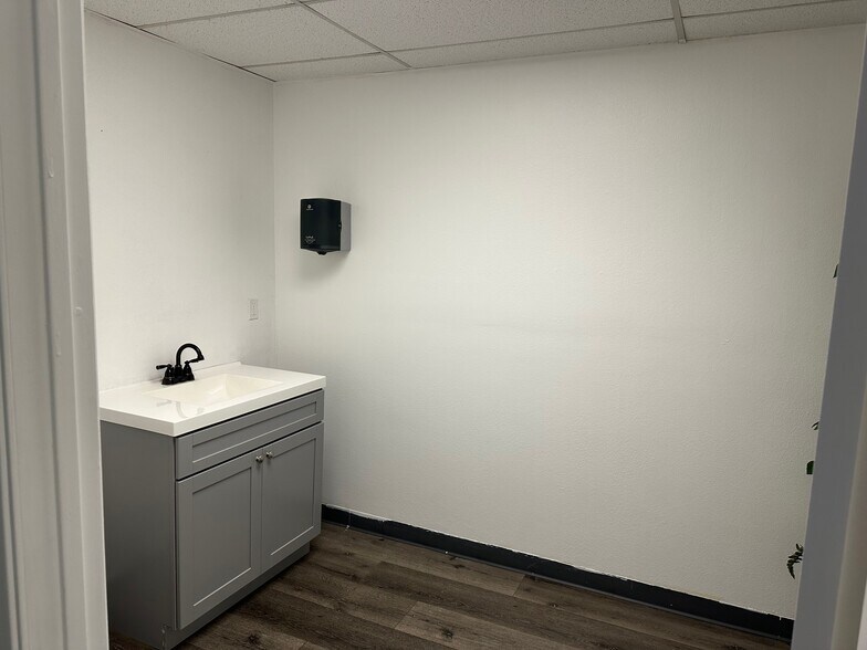 More Photos Of 1830 Lockwood St, Oxnard Warehouse For Lease