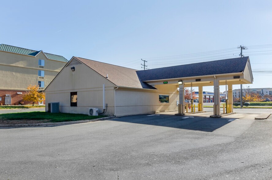 More Photos Of 869 N Lee Hwy, Lexington Bank For Sale