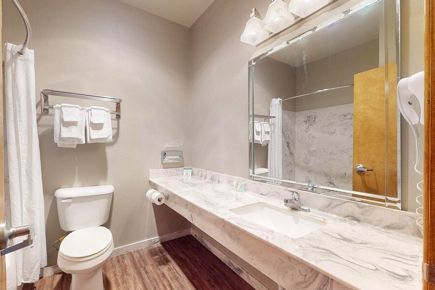More Photos Of 5646 Paisano Dr, El Paso Hotel For Sale