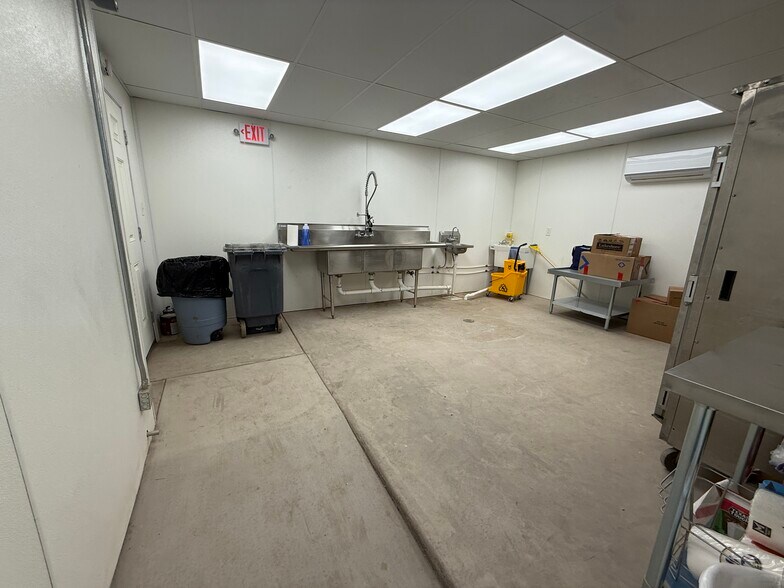 More Photos Of 218 Main St, Idalou Storefront Retail Office For Sale