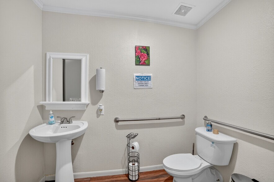 More Photos Of 108-110 W Grove St, Kaufman Office For Lease
