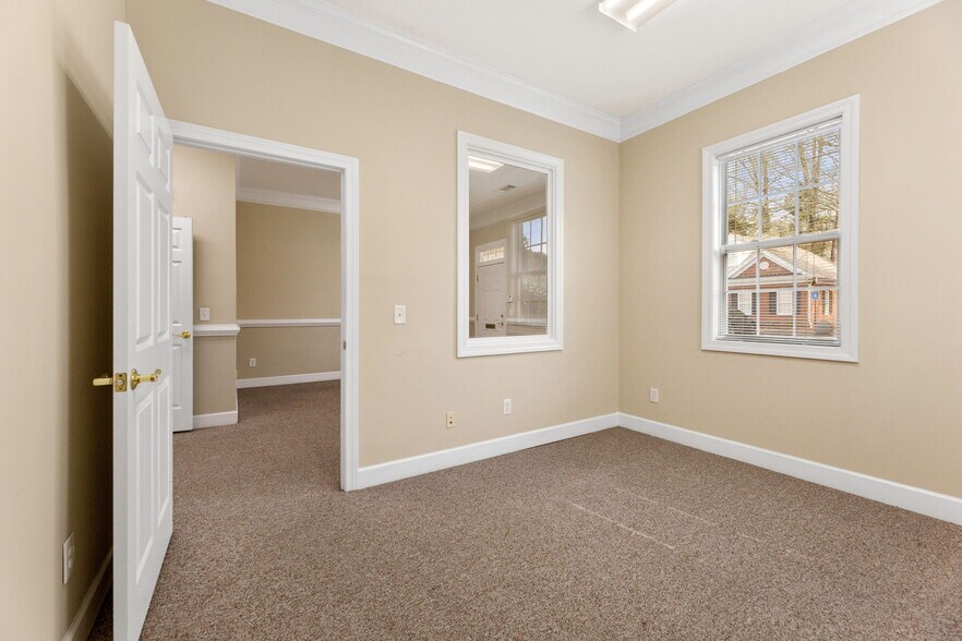 More Photos Of 3535 Roswell Rd, Marietta Business Park For Lease