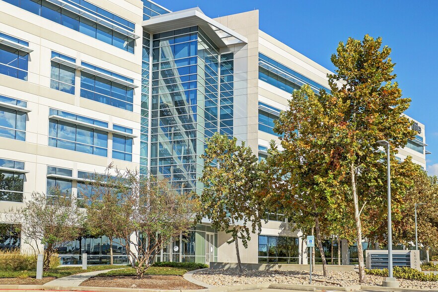 More Photos Of 10720 W Sam Houston Pky N, Houston Office For Lease