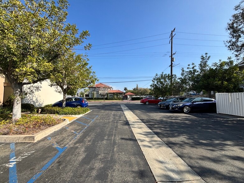 More Photos Of 850 E Chapman Ave, Orange Loft Creative Space For Lease
