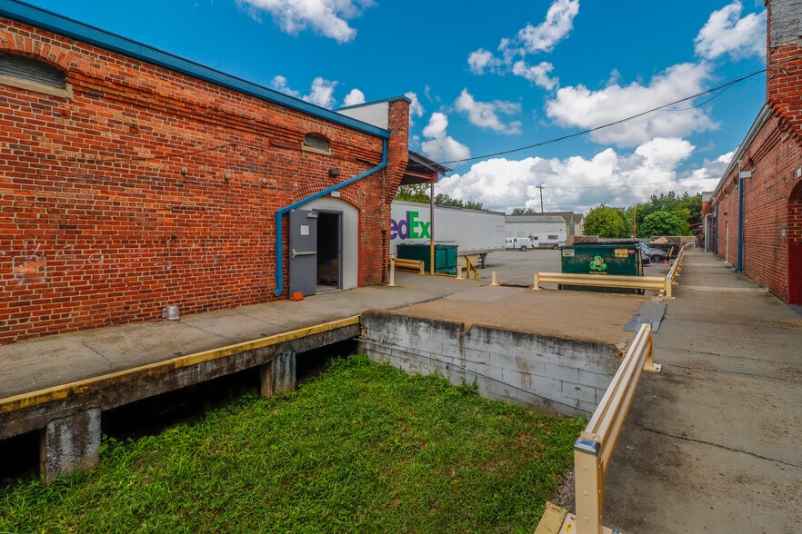 More Photos Of 827 Douglas Ave, Portsmouth Warehouse For Lease