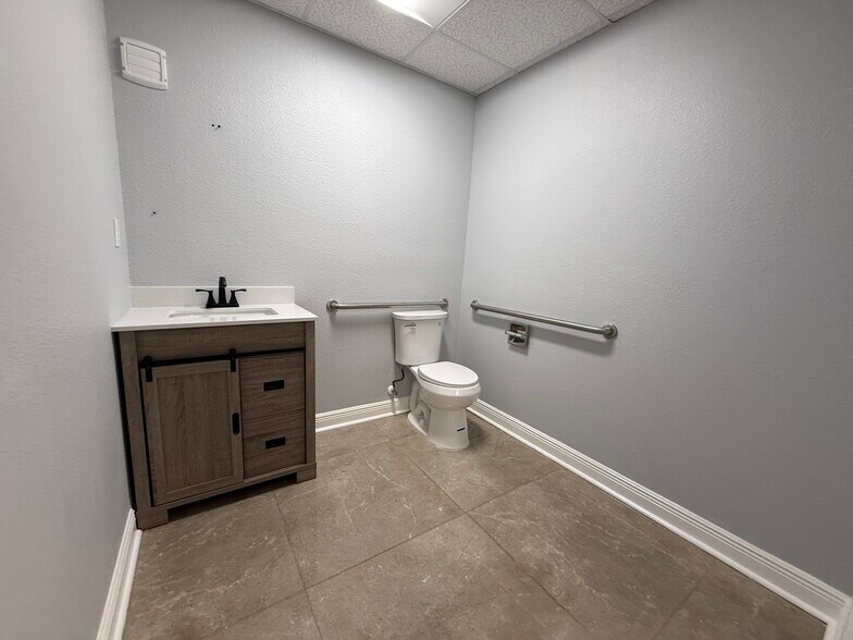 More Photos Of 11300 Space Blvd, Orlando Unknown For Lease