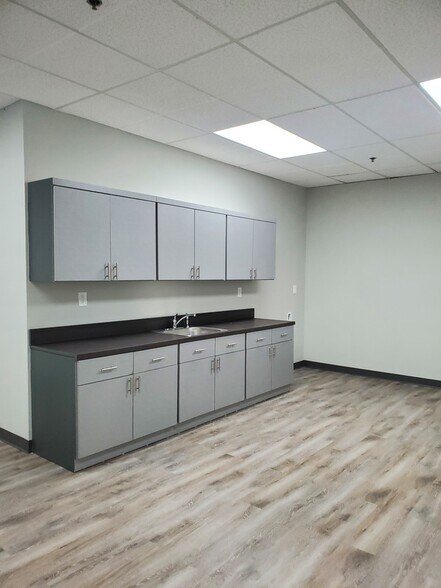 More Photos Of 5700 Highlands Pky SE, Smyrna Light Distribution For Lease