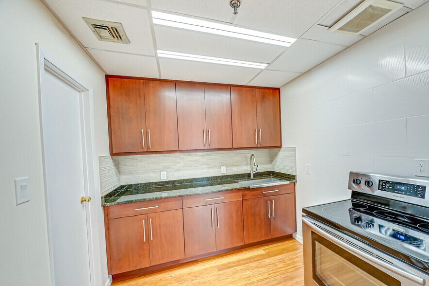 More Photos Of 609 Acorn St, Deer Park Warehouse For Sale