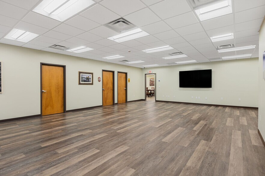 More Photos Of 533 Myatt Dr, Madison Showroom For Sale