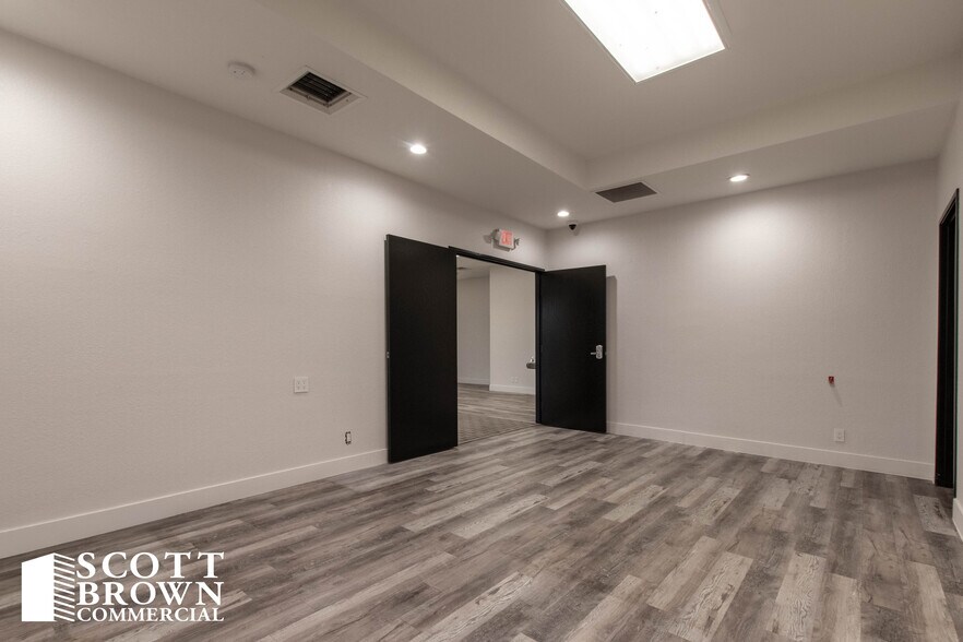 More Photos Of 2400 Worthington St, Denton Medical For Lease