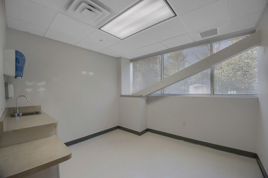 More Photos Of 21 Laurel Ave, Cornwall Medical For Lease