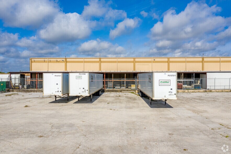 More Photos Of 4430 Director Dr, San Antonio Manufacturing For Lease