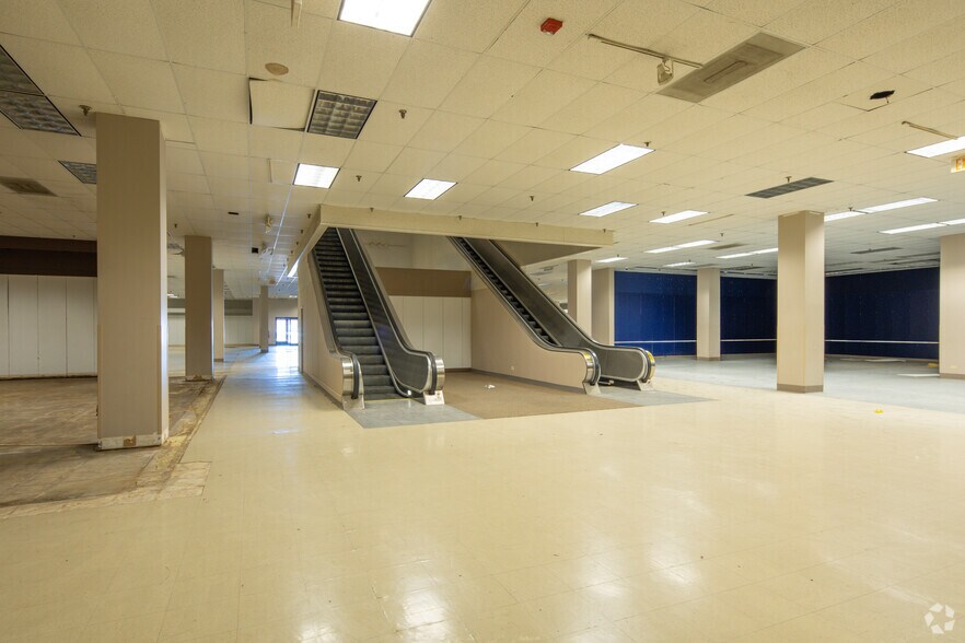 More Photos Of 2 Orland Square Dr, Orland Park General Retail For Sale