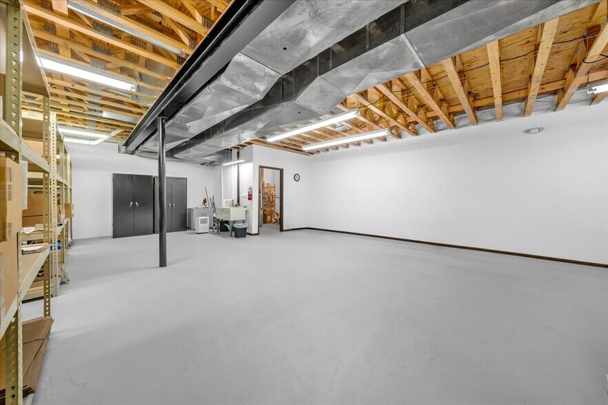 More Photos Of 907 W 14 Mile Rd, Clawson Office For Sale