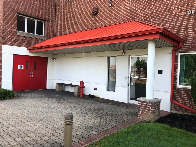 More Photos Of 700 Hicksville Rd, Bethpage Warehouse For Lease