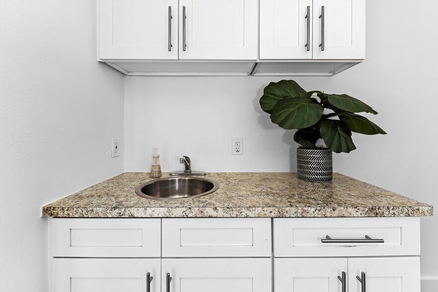 More Photos Of 1512 W Koenig Ln, Austin Office For Sale