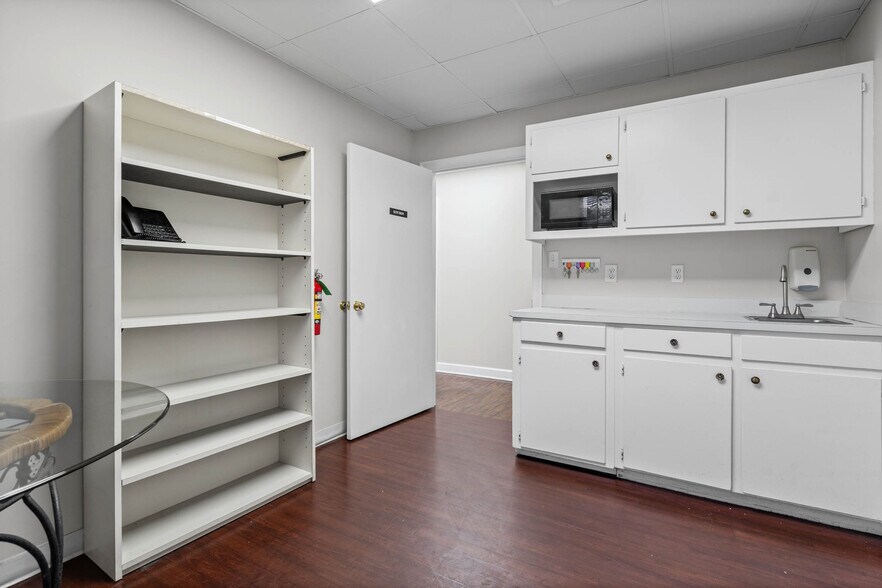 More Photos Of 3664 College Ln S, Mobile Medical For Sale