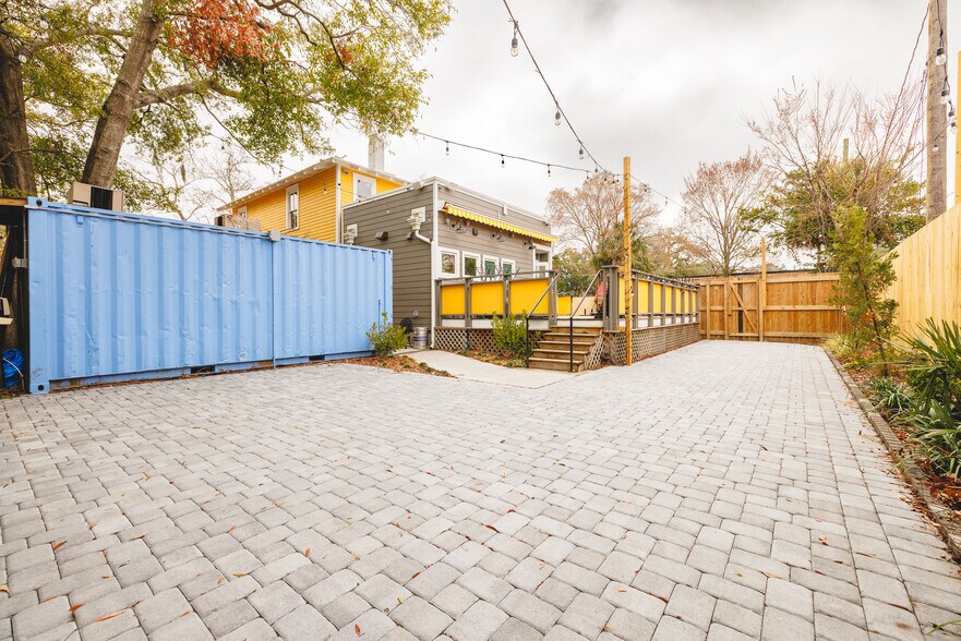 More Photos Of 9 W 43rd St, Savannah Office For Lease
