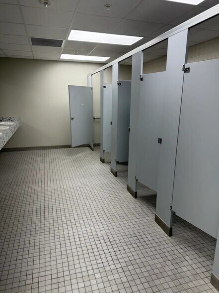 More Photos Of 4627 Dixie Hwy, Louisville Office For Sale