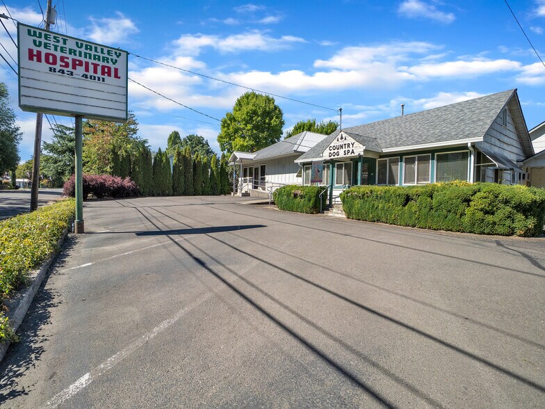 More Photos Of 711 W Main St, Sheridan Veterinarian Kennel For Sale