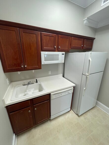 More Photos Of 2719 Graves Dr, Goldsboro Office For Lease