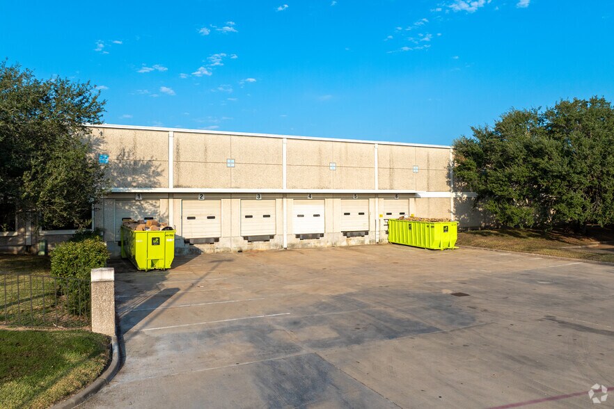 More Photos Of 10600 Corporate Dr, Stafford Warehouse For Lease