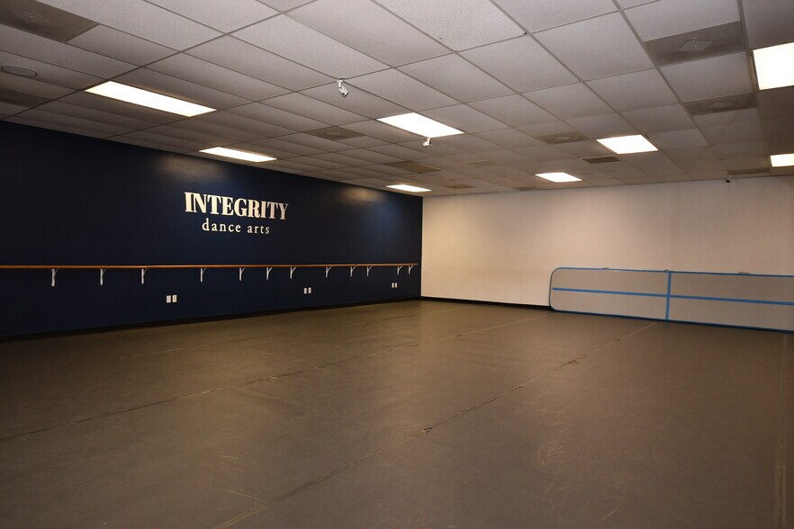 More Photos Of 901 Elm St, McKinney Flex For Sale