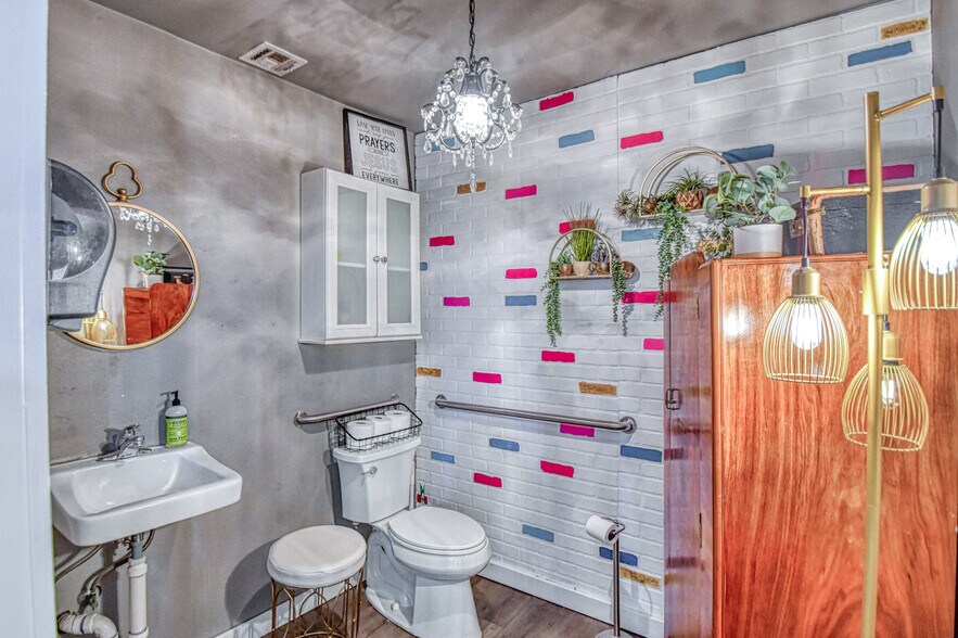 More Photos Of 91 Monroe Ave NE, Piedmont Freestanding For Sale