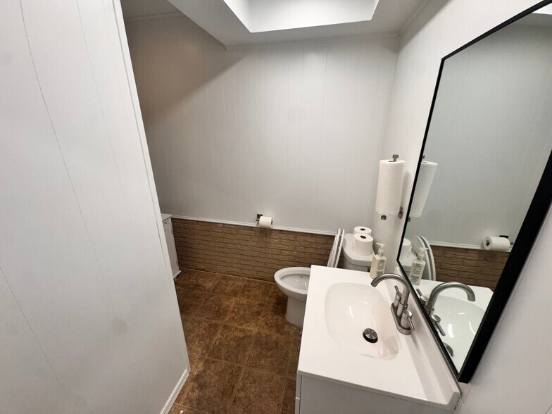 More Photos Of 3504 S Meridian Ave, Oklahoma City Warehouse For Lease