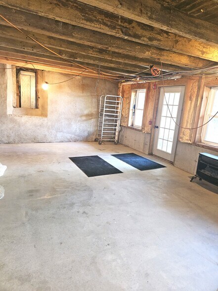 More Photos Of 220 Main St, Germantown Hotel For Lease