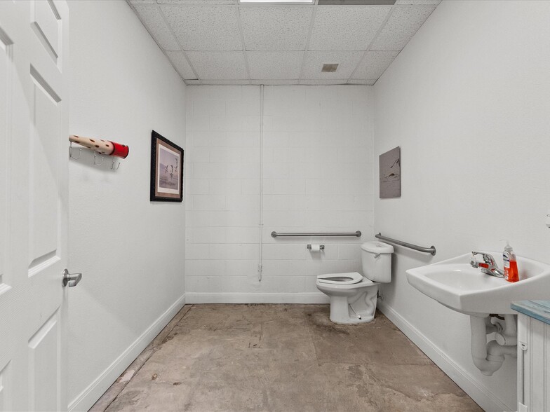 More Photos Of 12408 Highway 6, Santa Fe Freestanding For Lease