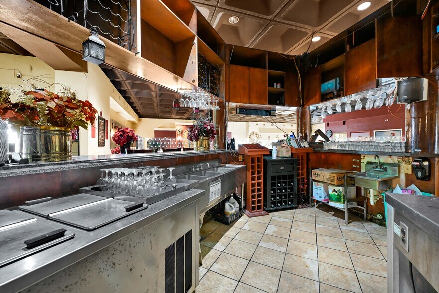 More Photos Of 1055 Bay Area Blvd, Houston Restaurant For Sale