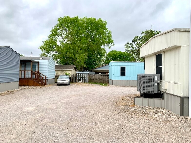 More Photos Of 3621 County Road 161, Alvin Multifamily For Sale