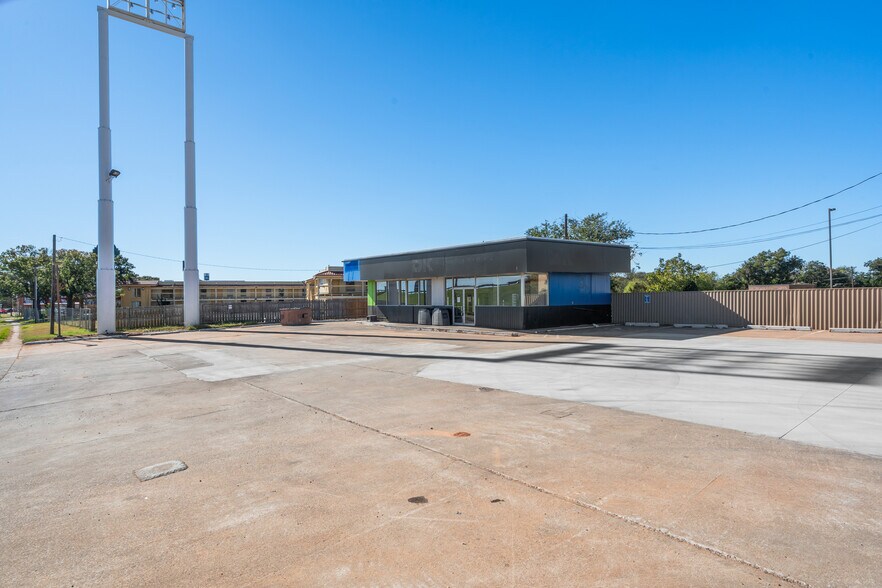 More Photos Of 1136 Central Fwy, Wichita Falls Service Station For Sale