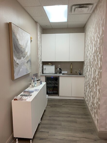 More Photos Of 2295 S Hiawassee Rd, Orlando Office For Sale