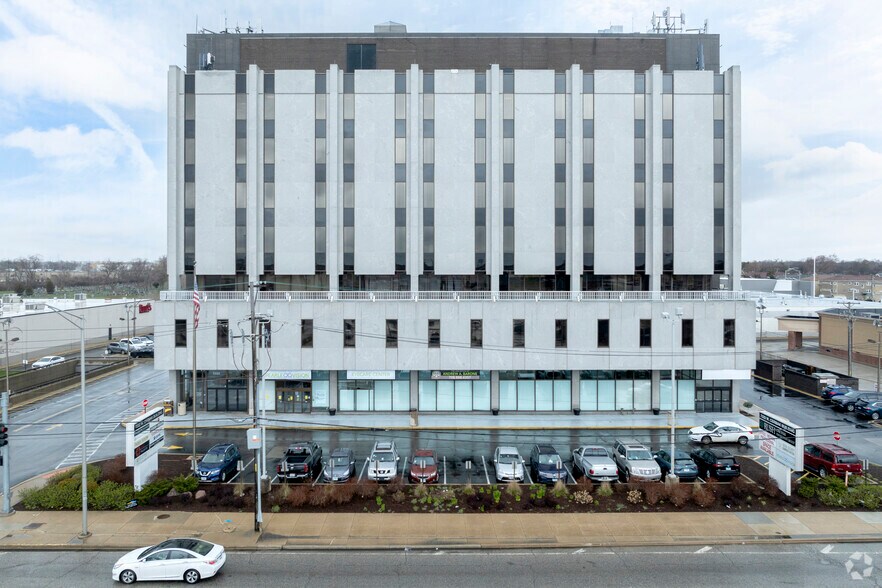 More Photos Of 7222 W Cermak Rd, North Riverside Office For Lease