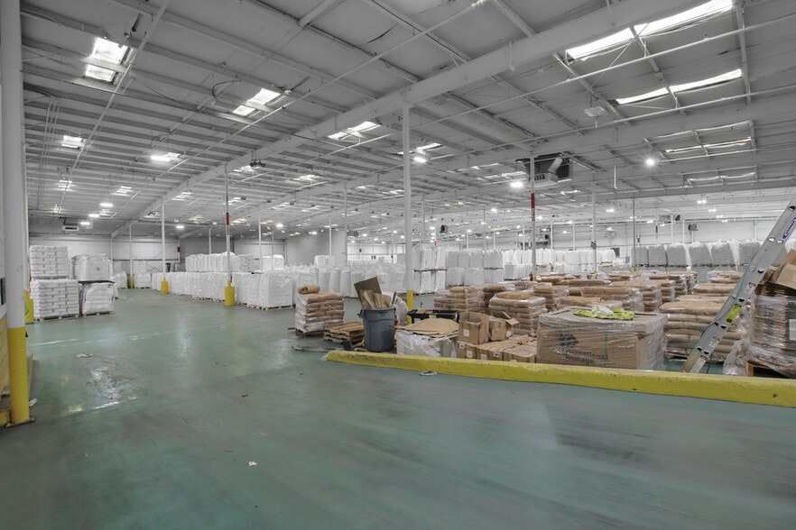 More Photos Of 916 Commerce Cir, Hanahan Warehouse For Lease