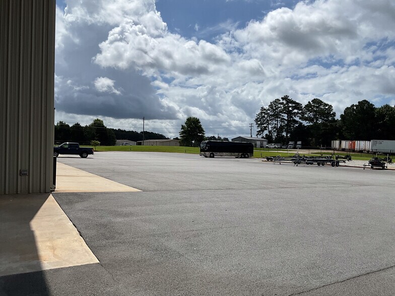 More Photos Of 804 Harmony Rd, Eatonton Showroom For Sale