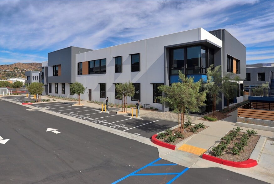 More Photos Of 3085 N Hollywood Way, Burbank Loft Creative Space For Lease