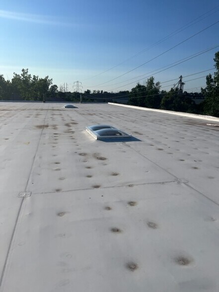 More Photos Of 4600 Crossroads Park Dr, Liverpool Warehouse For Lease