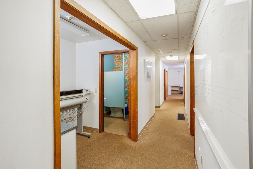 More Photos Of 835 SE 17th Ave, Portland Office For Sale