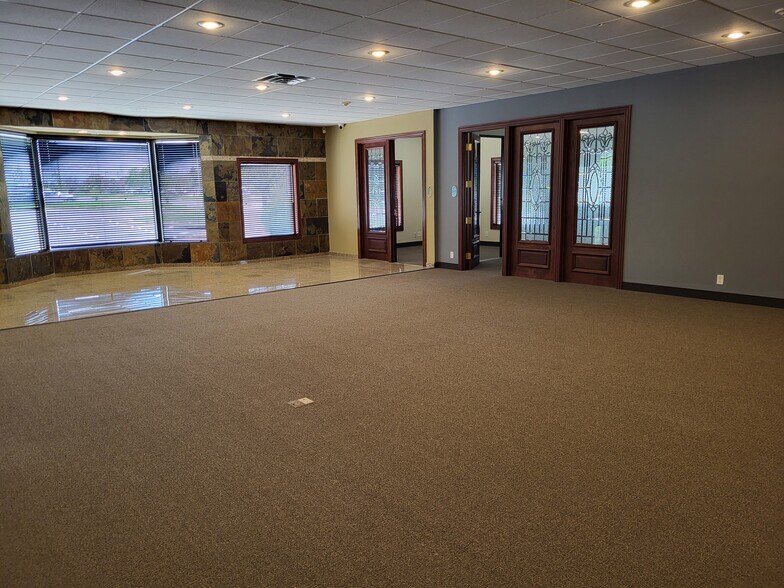 More Photos Of 525 Commons Dr, Woodbury General Retail For Lease