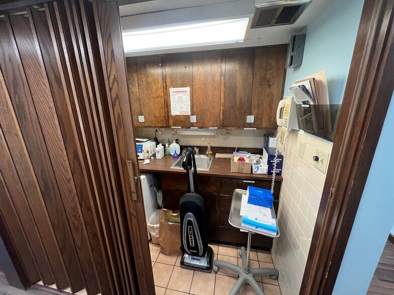 More Photos Of 1012 W Fairchild St, Danville Office For Sale