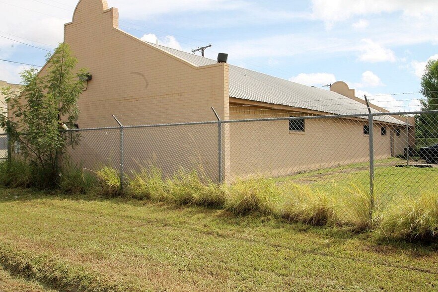 More Photos Of 382 W Main St, Raymondville Office For Sale