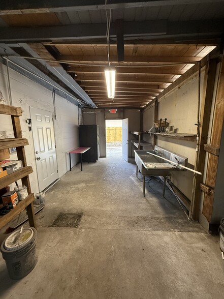 More Photos Of 2595 Avenue G NW, Winter Haven Showroom For Lease