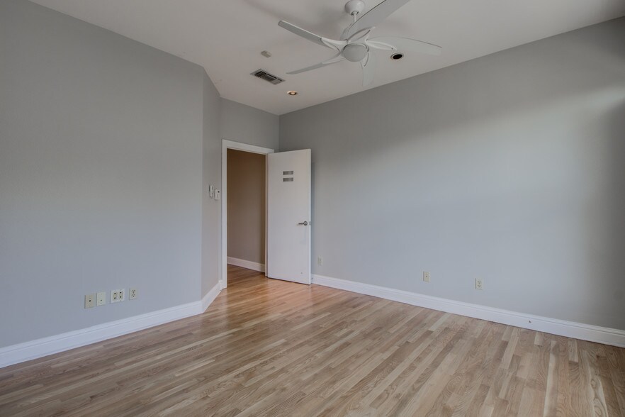 More Photos Of 4235 Cedar Springs Rd, Dallas Office For Sale