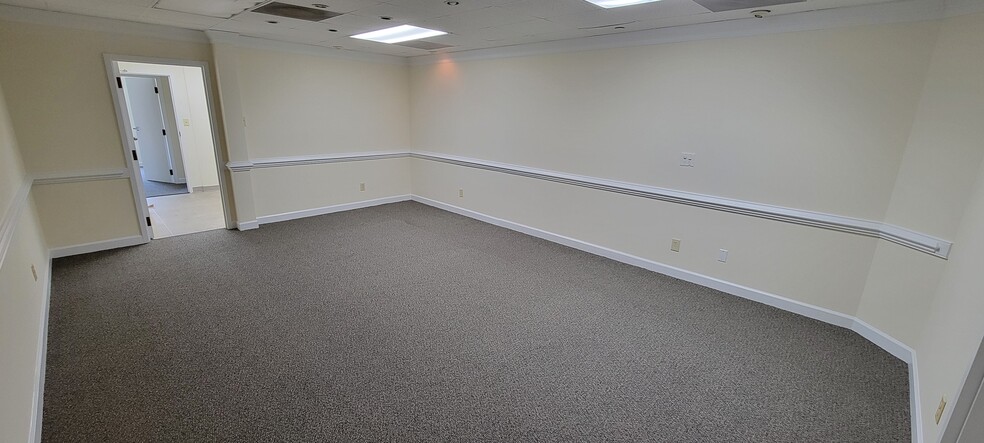 More Photos Of 7 W Queens Way, Hampton Medical For Lease