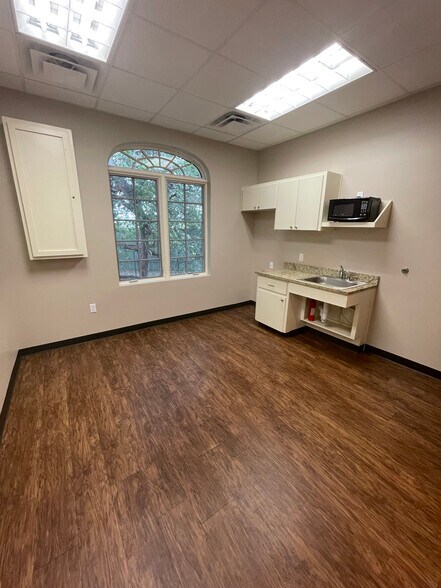 More Photos Of 6911 N FM 620, Austin Storefront Retail Office For Lease