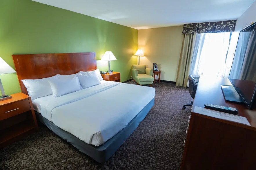 More Photos Of 116 Park Ave W, Mansfield Hotel For Sale