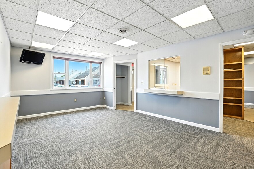 More Photos Of 40 S River Rd, Bedford Medical For Lease